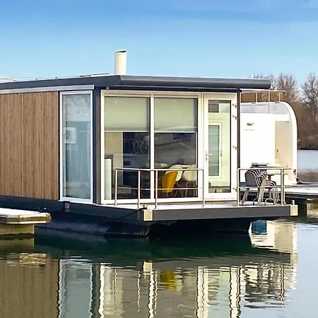 House Boat Trinidad 5* Maastricht