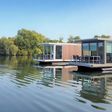 House Boat Trinidad Úszó hotel 5*
