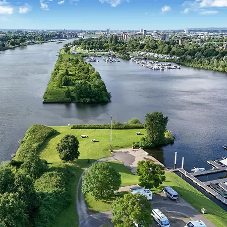 House Boat Trinidad 船上ホテル マーストリヒト