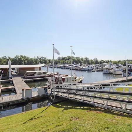 船上ホテル House Boat Trinidad 5*